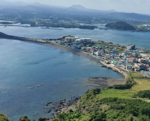 성산일출봉에 올라서 보는 풍경은 사진보다 더 멋있어 보입니다.