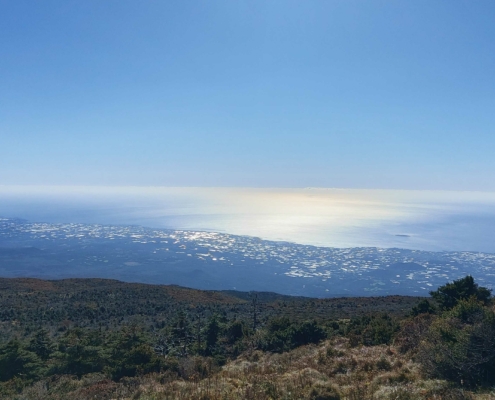 한라산 정상에서 바라보는 푸른 제주 바다
