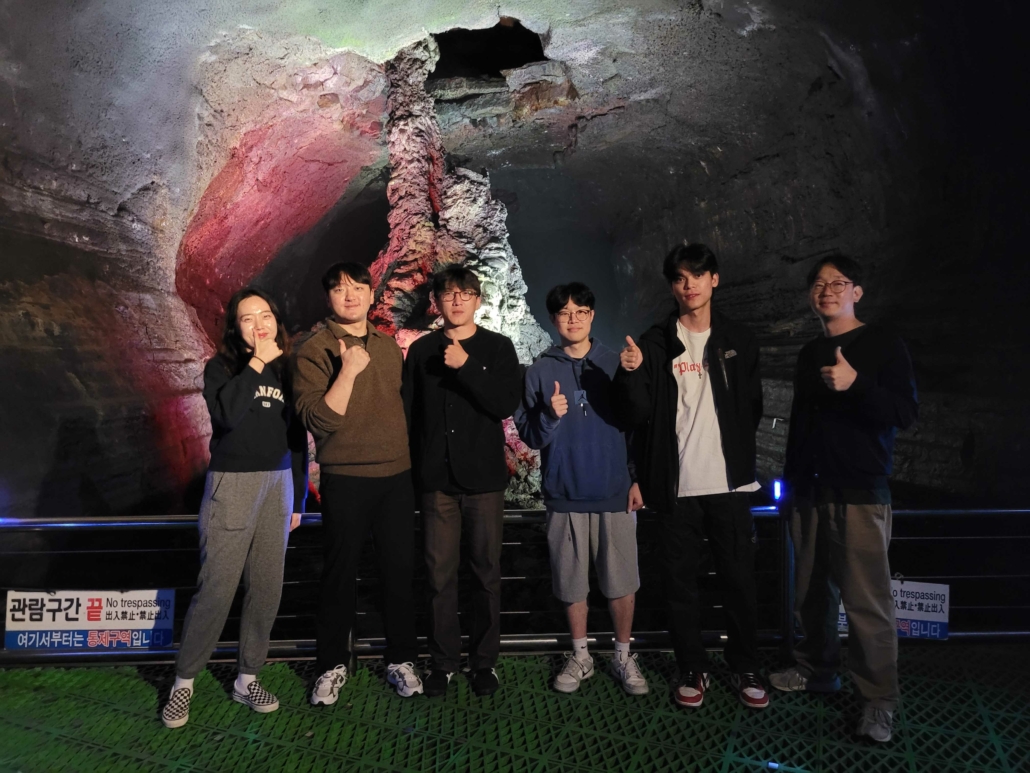 오픈마루 임직원들이 만장굴에서.....