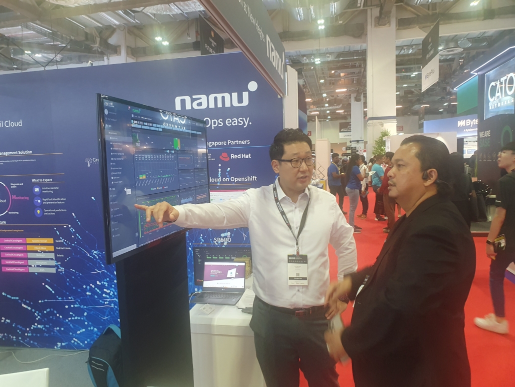 Cloud Expo Asia 2023 참가자 Cocktail Cloud APM의 설명을 듣고 있음